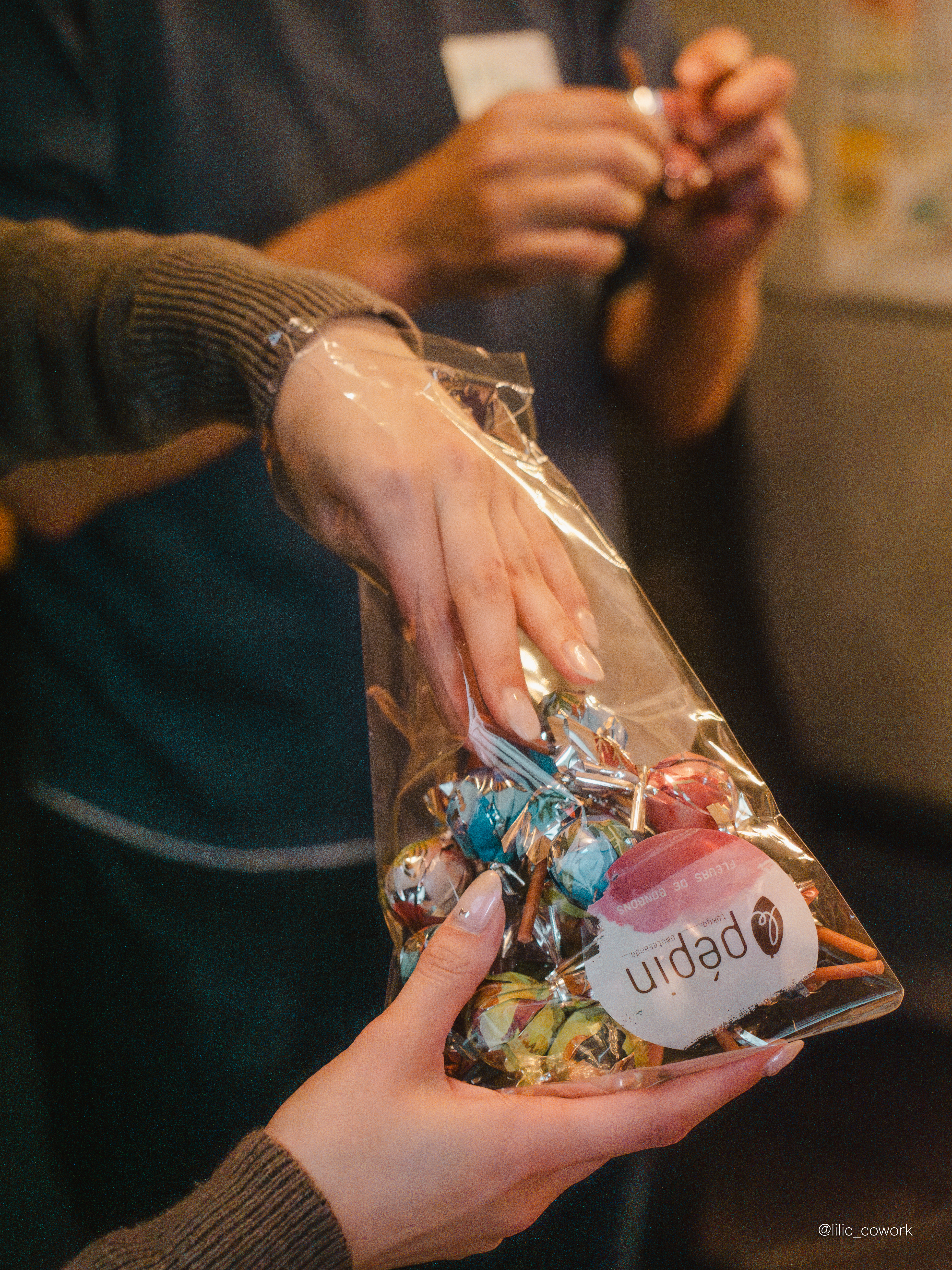 くわさんとお子さんのチョコレート。ざくざくで楽しい食感のチョコレートケーキに、苦みのある分厚いチョココーティングが美味しかったです。
お子さんが持ってきてくれた「みんなで分けられるように個包装で、中身がわからないチョコ」は、袋に手を入れて選ぶワクワクとパッケージで想像できないフレーバーに盛り上がりました。
