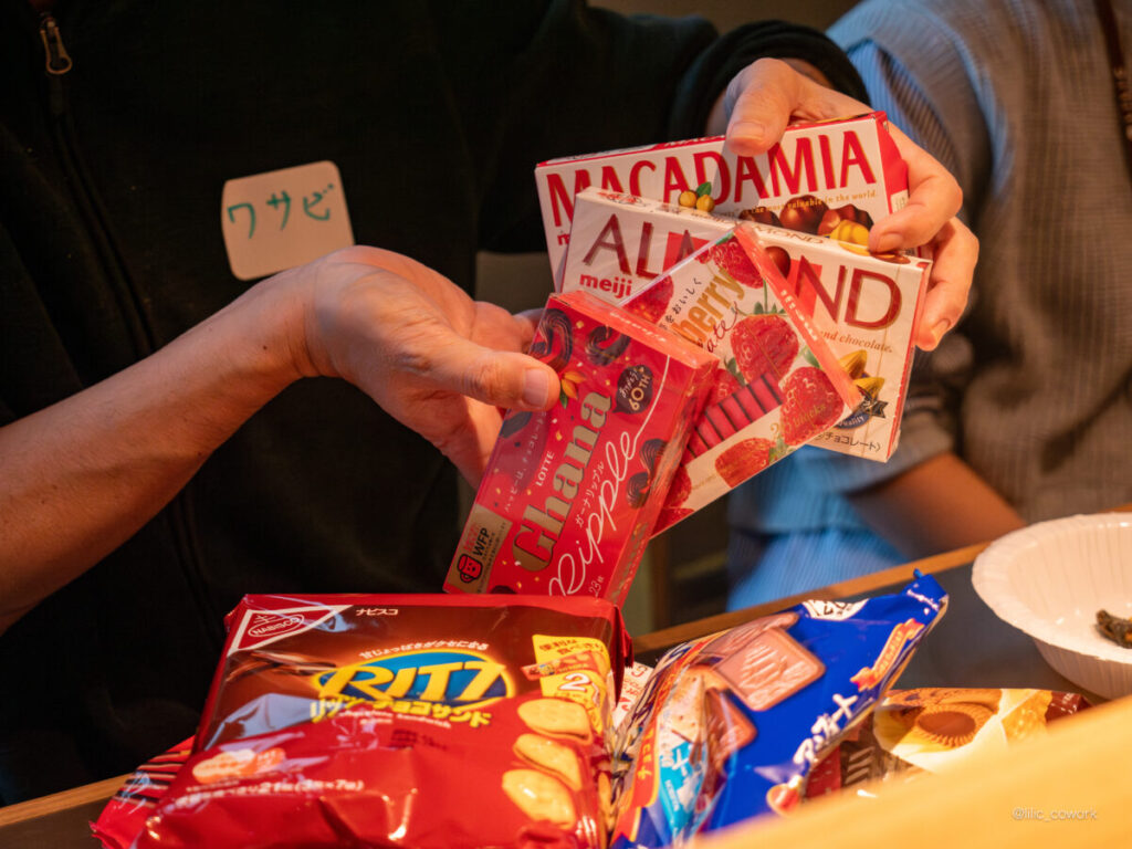 袋にいっぱいのチョコレート菓子を持ってきてくれたのはバンドをされているワサビさん。バンドのケータリングでお馴染みの顔ぶれなのだそうですよ。ケータリングが用意されていない現場では、バンドメンバーの方がみんなのためにお菓子を用意した場面があったというやさしいエピソードと共に、机に広がるたくさんのチョコレート菓子に心弾みました。