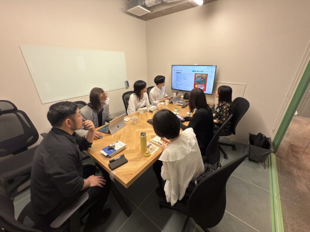会議室で行いました！興味深い本ばかりでした！！